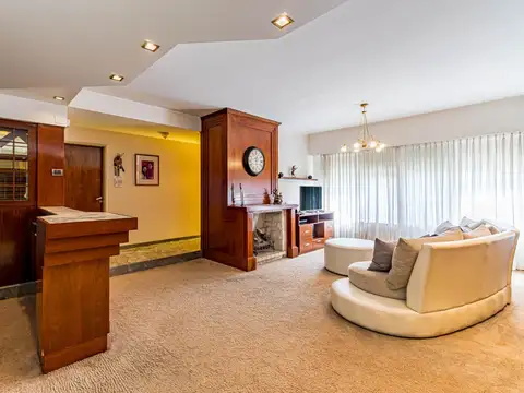Casa 8 ambientes con 4 baños