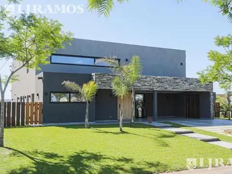 Casa 5 ambientes con 4 baños