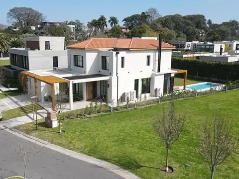 Casa 7 ambientes con 4 baños