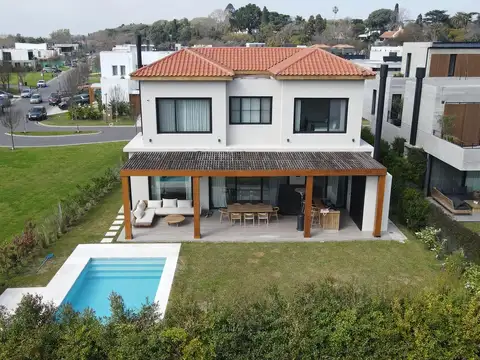 Casa en Alquiler Temporal con 2 cocheras