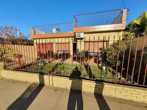 CASA CON FONDO VERDE Y COCHERA CUBIERTA