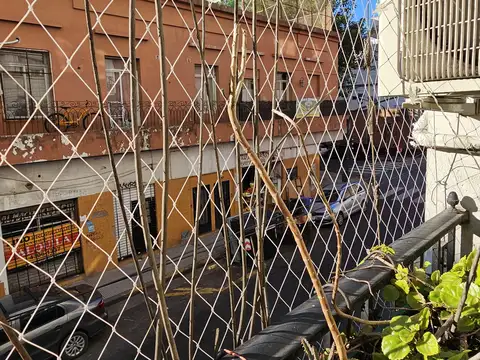 Departamento de 3 ambientes al frente con balcón, baulera y 2 baños 
