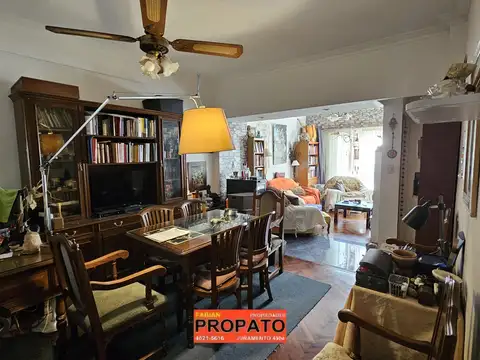 Departamento de 3 ambientes al frente con balcón, baulera y 2 baños 