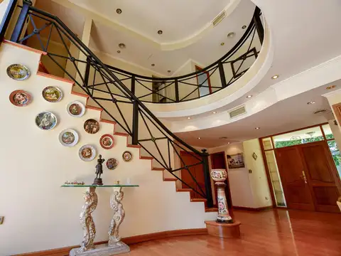 Casa en Venta con 5 cocheras