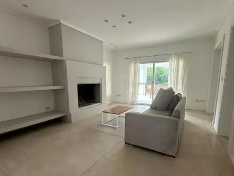 Casa en Venta en Abril Club De Campo, USD 700.000