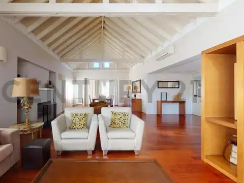 Casa en Venta con 2 cocheras