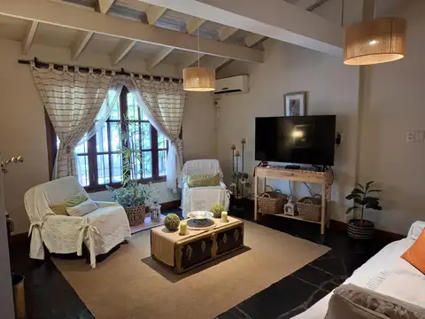 Casa con 4 dormitorios en  José Mármol - Amplio jardín