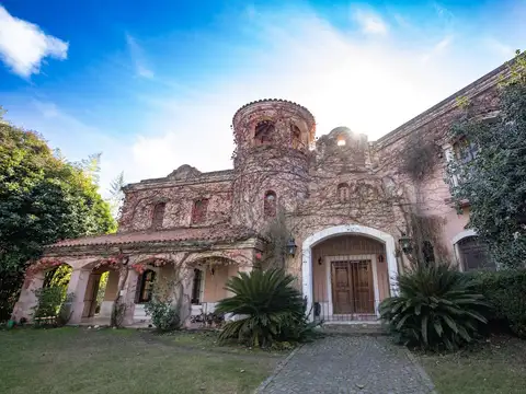 Casa 10 ambientes con 5 baños