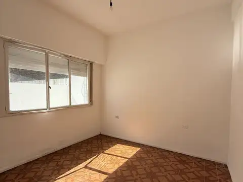 Luminoso departamento 3 ambientes con dos patios. Sin expensas.