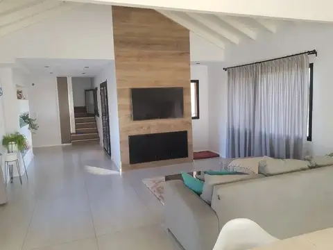 Casa 7 ambientes con 4 baños