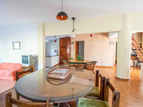 Casa 8 ambientes con 3 baños