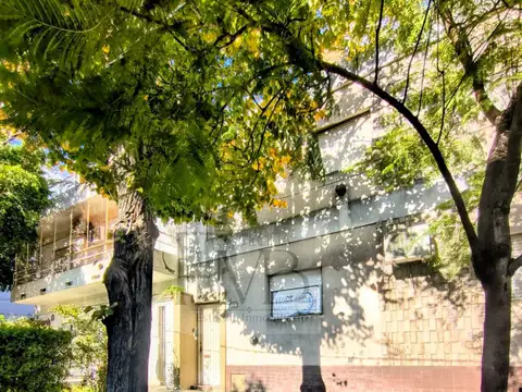 CASA tipo PH de 5 ambientes al FRENTE. Con PATIO y TERRAZA
