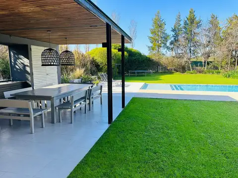 Casa en alquiler VERANO 27, del 20/12 al 1/1/27 y enero, 4 dormitorios cerca de la entrada