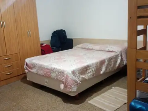 Casa 9 ambientes con 2 baños