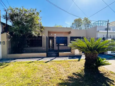 Casa en venta o permuta de 3 ambientes con piscina en Quilmes. FINANCIA.