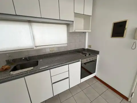 DEPARTAMENTO MONOAMBIENTE CONTRAFRENTE CON PEQUEÑO BALCÓN - APTO PROFESIONAL