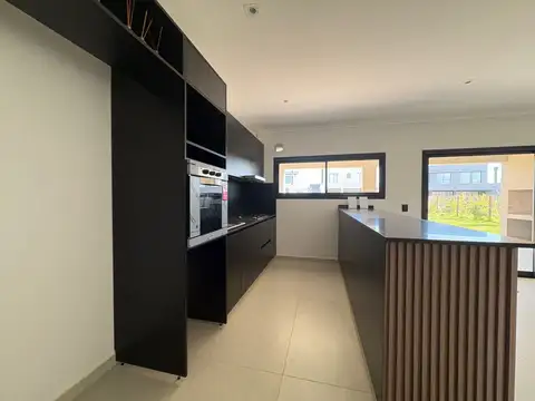 Casa en Venta con 4 cocheras