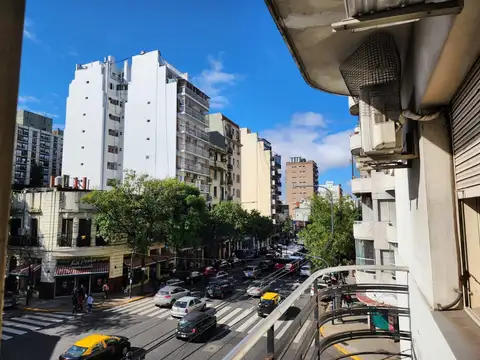 San Juan al 3000 Depto. 3 amb. al frente con balcón en San Cristóbal.