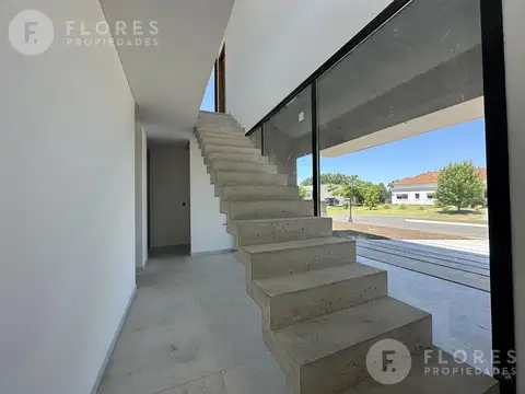 Casa 6 ambientes con 5 baños