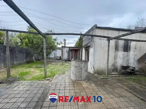 VENTA DE CASA -4 DORMITORIOS Y COCHERA