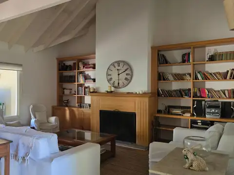 Casa en Alquiler con 3 cocheras