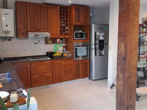 Casa 4 ambientes con 2 baños