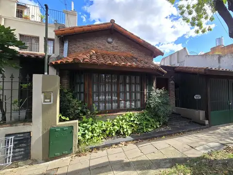 SOLIDA CASA TIPO CHALET DE 4 AMBIENTES EN PLANTA BAJA CON JARDIN Y PILETA EN VENTA. OLIVOS