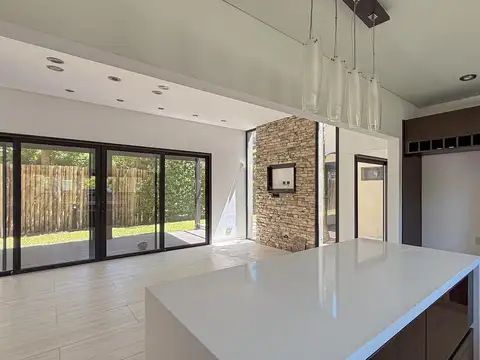 Casa en Alquiler con 2 cocheras