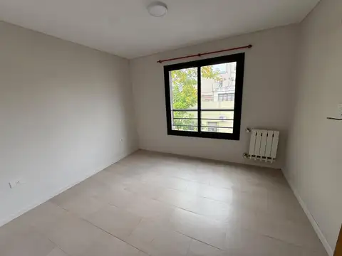 Departamento al frente, 3 ambientes en 1er Piso. Cochera pr
