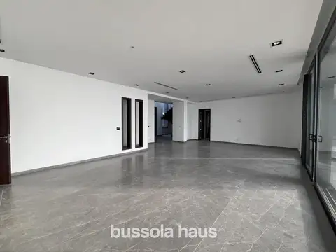 Casa en Alquiler con 2 cocheras