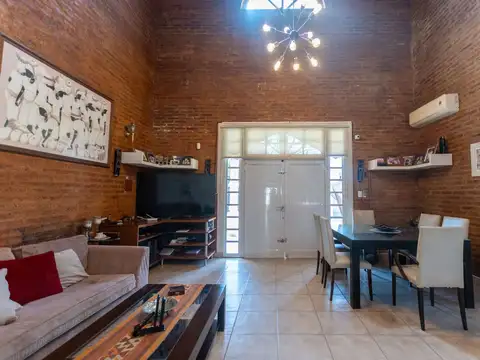 CASA EN VENTA EN COLASTINE 4 DORM Y GRAN PARQUE