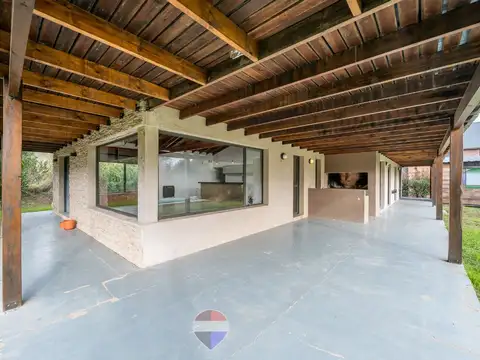 Casa 6 ambientes con 2 baños