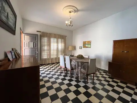 Casa 7 ambientes con 1 baño