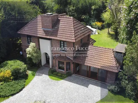 Casa en venta 4 ambientes con pileta en La Tradicion