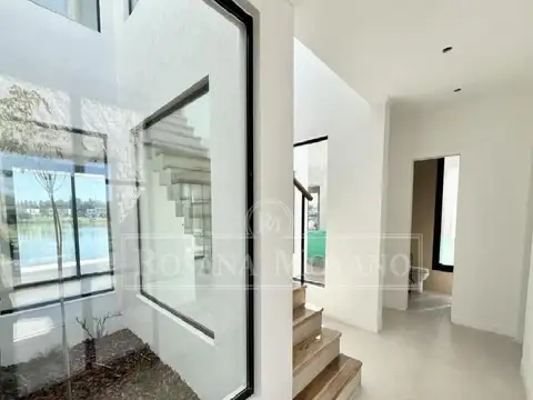 Casa en Venta con 3 cocheras