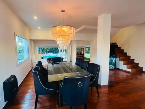 Casa en Alquiler con 5 cocheras