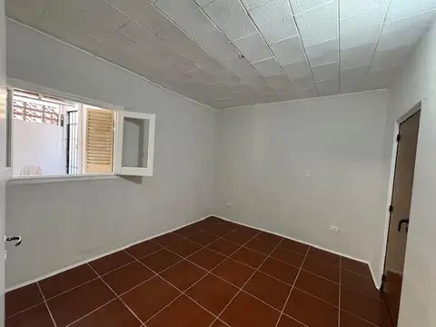 Casa de dos dormitorios con cochera en Alquiler $550.000