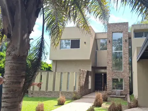 Casa 5 ambientes con 4 baños