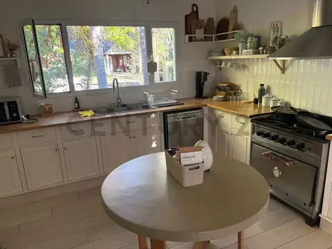 Casa en Alquiler con 3 cocheras