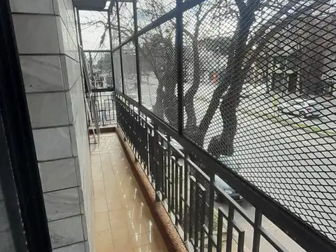 Casa de dos plantas con cochera. 4 dormitorios y 2 baños. Cocina, comedor, living, patio y balcón.