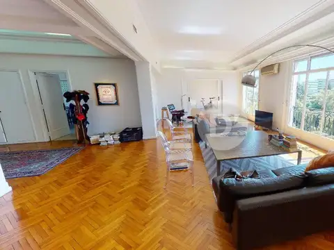 Piso 300 m2 y 2 cocheras sobre Plaza San Martin con excelentes vistas al Río