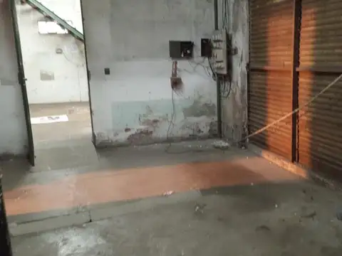 Terreno con galpón a demoler en venta en zona industrial