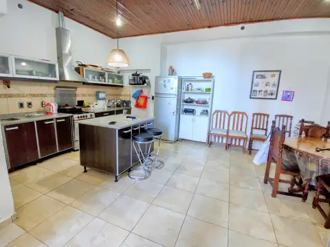 Casa 8 ambientes con 3 baños