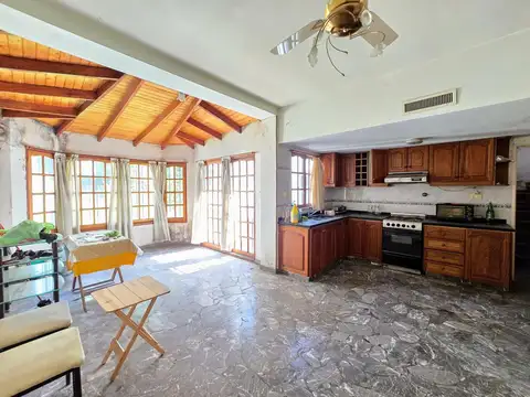 Casa en Venta con 2 cocheras