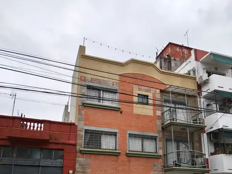 V. CRESPO DEP. 2 AMB CON PATIO Y BALCON A PASOS DEL PARQUE CENTENARIO Y ANGEL GALLARDO