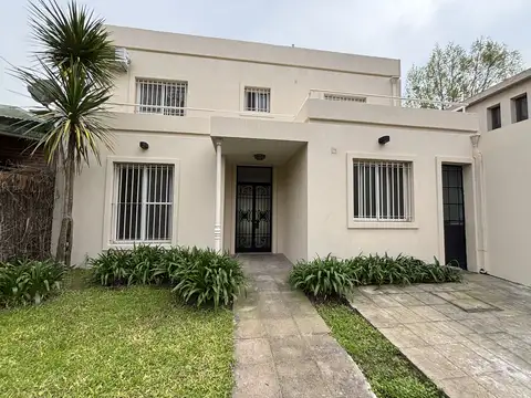 Alegre, luminosa y funcional  con jardín y pileta cerca del rio!