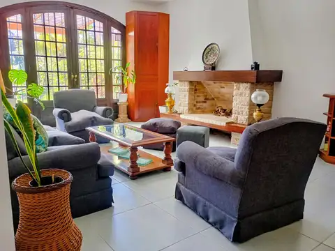 Casa en Venta con 2 cocheras