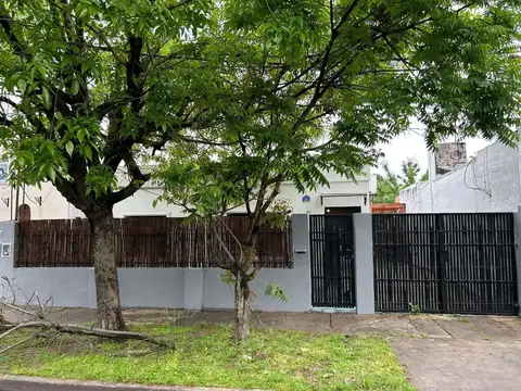 CASA 4 ambientes con jardín