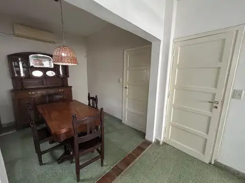 CASA 4 ambientes con jardín