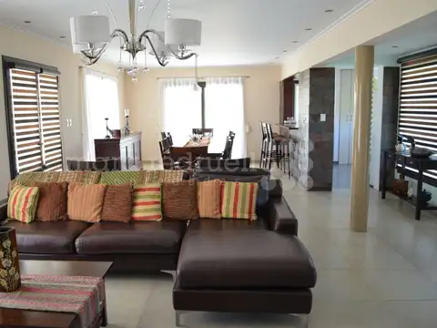 Casa 6 ambientes con 5 baños